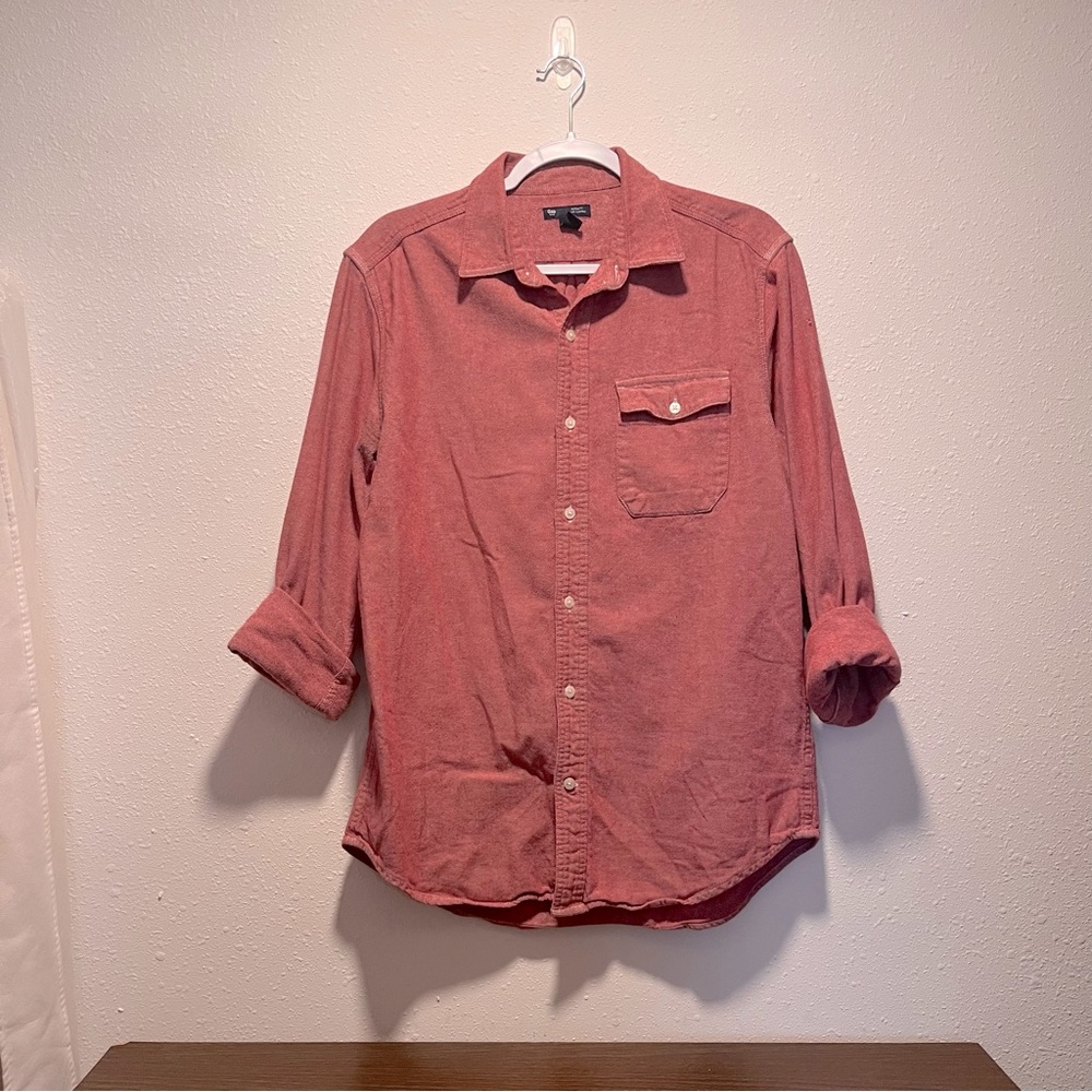 Gap Men’s Faded Red Button Down